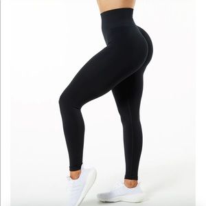 ALPHALETE AMPLIFY LEGGING - BLACK